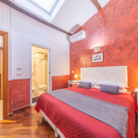 Room In Bb - Skylight Double Room In History House Rom Eksteriør billede